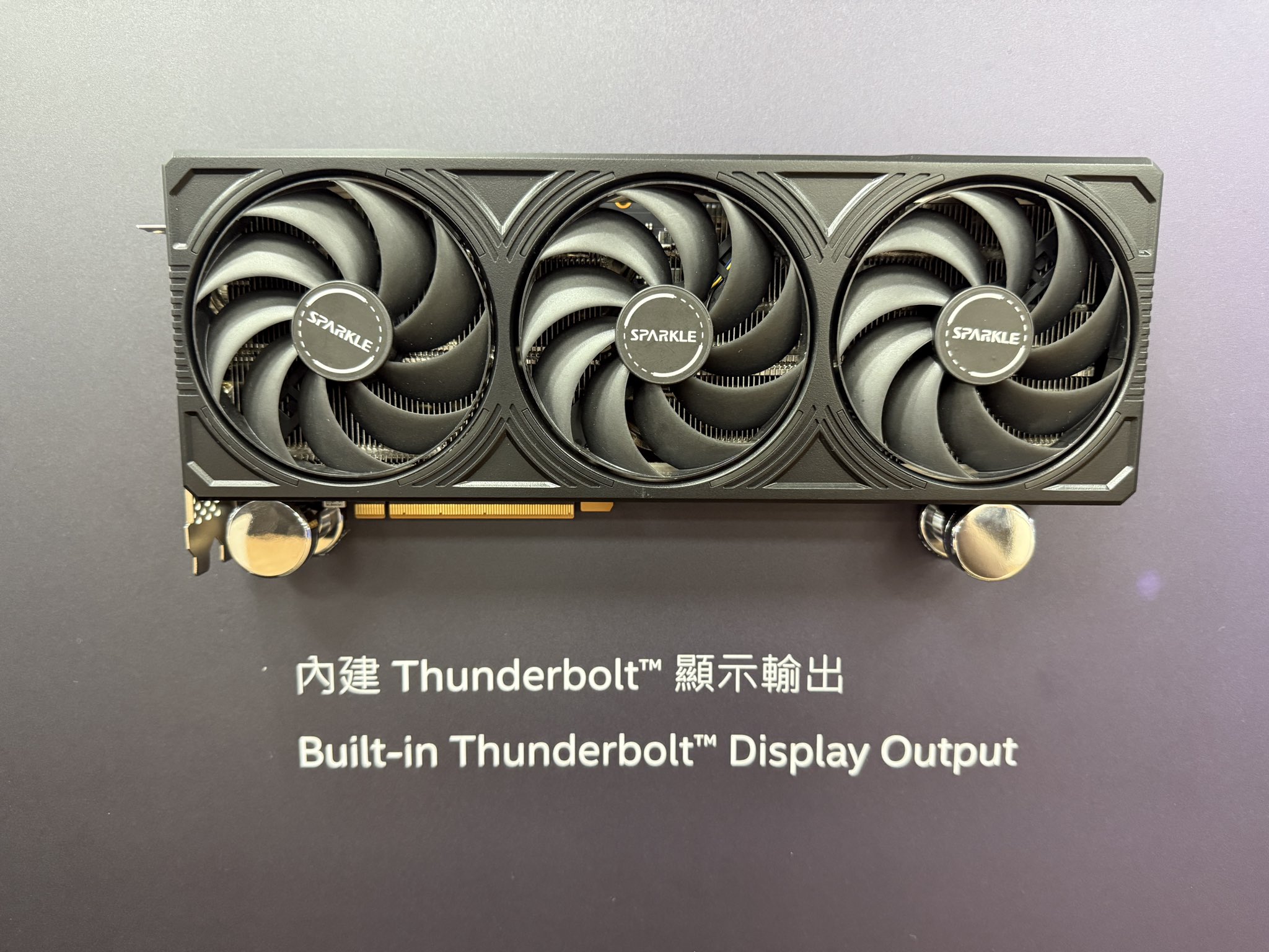 撼与展示双雷电 5 接口 Arc 显卡，支持 80Gbps 数据传输及 PD 供电