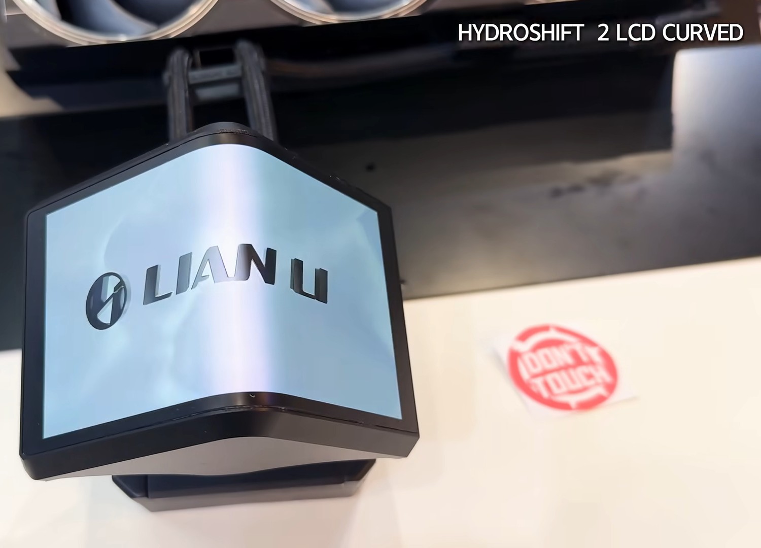 HYDROSHIFT II LCD CURVED интегрированное водяное охлаждение с поворотным экраном