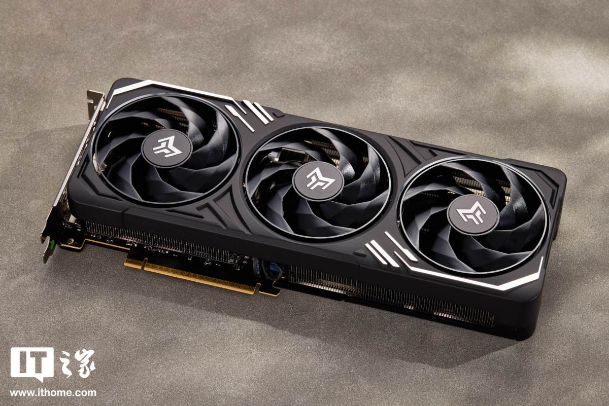 Внешний вид GALAX GeForce RTX 5060 Metal Master Black Gold OC