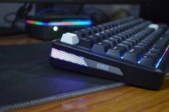 Обзор Epomaker TH85 Wireless – Надежная и компактная игровая клавиатура 5 Epomaker TH85 вид сбоку