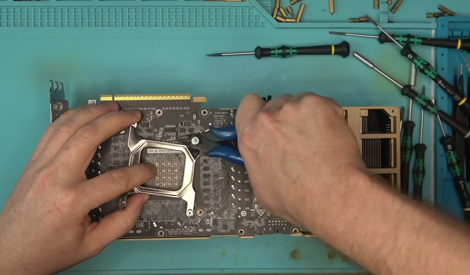 Пользователь купил «дешёвую» RTX 5090 без GPU-чипа и памяти на PCB