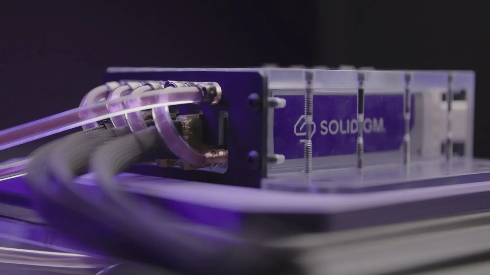 Твердотельный накопитель Solidigm с холодным охлаждением для эффективных AI-задач 2 Накопитель Solidigm D7-PS1010 в сервере